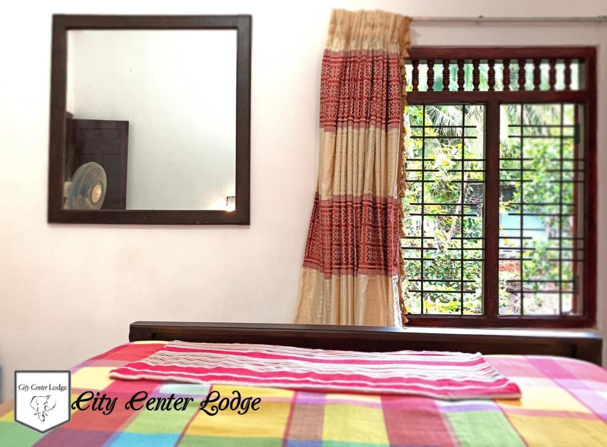 City Centre Lodge Ponnarankulama Buitenkant foto